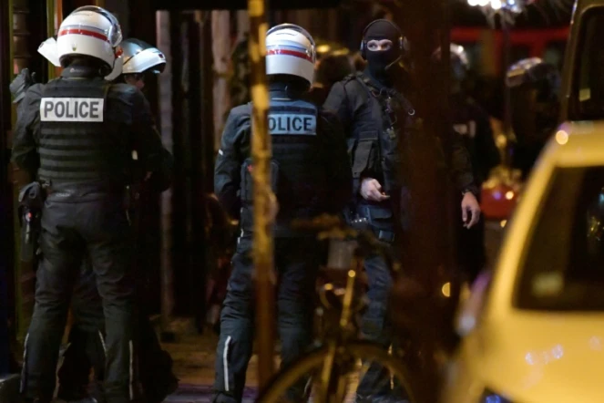 Des policiers et des membres de la BRI dans le 12 arrondissement à Paris où deux femmes ont été prises en otage par un homme muni d'une arme blanche, le 20 décembre 2021
