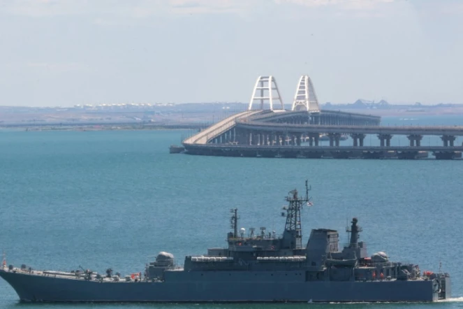 Photo prise le 17 juillet 2023 montrant un navire de guerre russe près du pont de Kertch 