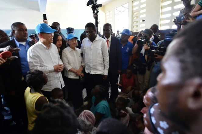 Le secrétaire général de l'ONU Ban Ki-moon et son épouse Yoo Soon-taek visitent les sinistrés de l'ouragan Matthew aux Cayes dans sud-ouest d'Haïti, le 15 octobre 2016