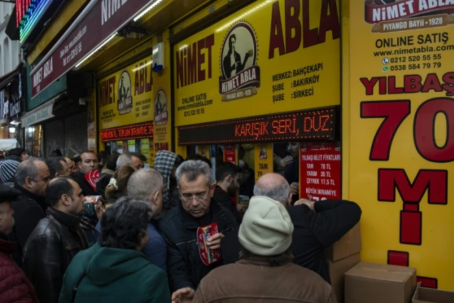 "Nimet Abla" le stand de loterie le plus chanceux de Turquie selon sa légende attire des queues sans fin à Istanbul. Ici, le 14 décembre 2018