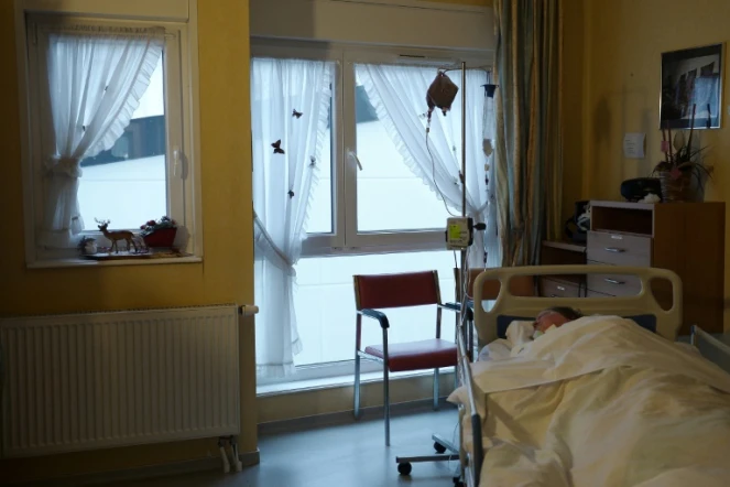 Anne Bert, qui souffre d'une maladie dégénérative incurable, défend dans un récit intime la liberté de "choisir sa fin de vie" , quelques jours avant sa mort programmée dans un hôpital belge