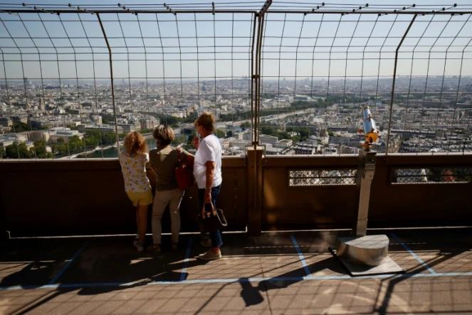 Des visiteurs regardent Paris d'un des deux premiers étages de la Tour Eiffel, le 25 juin 2020