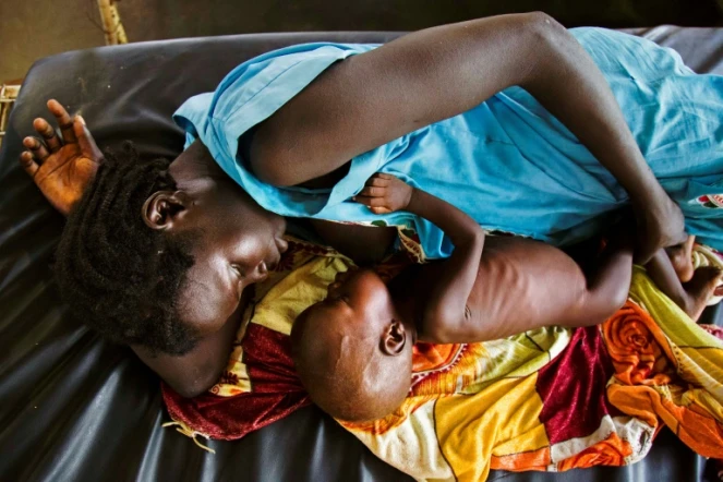 Une mère allaitant son enfant souffrant de malnutrition sévère, le 11 octobre 2016 à Aweil au Soudan du Sud