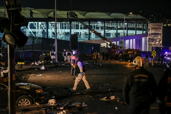 Des experts de la police turque sur les lieux de l'attentat, à proximité du stade de l'équipe de football de Besiktas, le 10 décembre 2016 à Istanbul