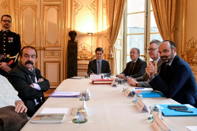 Le secrétaire général de la CGT Philippe Martinez (G), le Premier ministre Edouard Philippe (D) et le haut-commissaire aux retraites Jean-Paul Delevoye (2eD) posent le 26 novembre 2019 à Matignon 