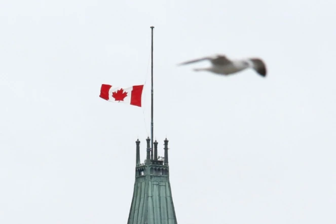 Le drapeau canadien sur le Parlement à Ottawa le 14 novembre 2015