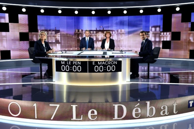 Les candidats à la présidentielle Marine Le Pen (g) et Emmanuel Macron (d) avant le débat télévisé diffusé sur France 2 et TF1, le 3 mai 2017 à La Plaine-Saint-Denis, au nord de Paris