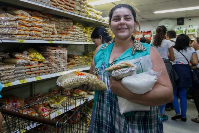 Des Vénézuéliens dans un supermarché de Cucuta, en Colombie, le 10 juillet 2016