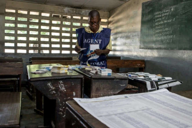 Un agent électoral dans un bureau de vote au lendemain des élections présidentielle, législatives, provinciales en République démocratique du Congo (RDC), le 31 décembre 2018 à Kinshasa