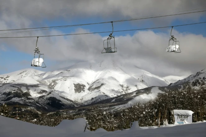 Des télésièges à l'arrêt dans la station de ski de Bariloch, le 24 juin 2020 en Argentine