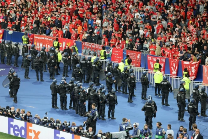 Des policiers anti-émeutes face aux supporters de Liverpool après la finale de la Ligue des champions au Stade de France à Saint-Denis, le 28 mai 2022