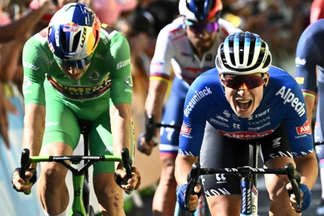 Le Belge Jasper Philipsen a remporté au sprint la 15e étape du Tour de France, le 17 juillet 2022 à Carcassonne, devant son compatriote et maillot vert Wout Van Aert