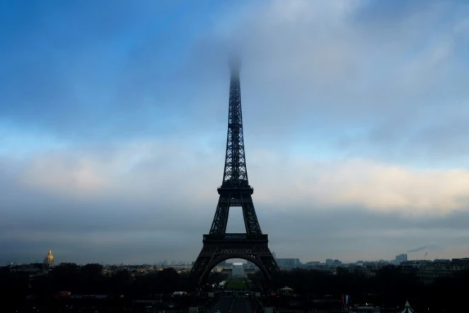 Vue sur la tour Eiffel à Paris, le 2 janvier 2017