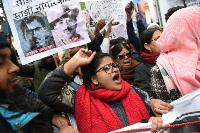 Des manifestants scandent des slogans contre la loi sur la citoyenneté lors d'un rassemblement à New Delhi, le 24 décembre 2019