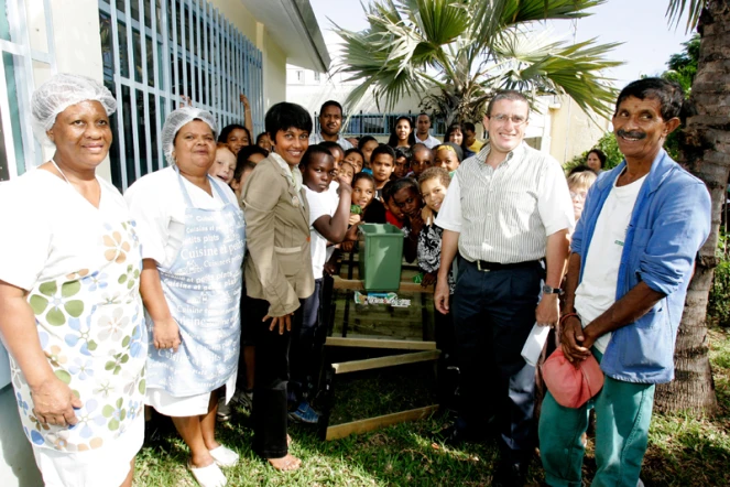 Mardi 1er juin 2010 - Composteur dans les écoles de Saint-Denis en présence d'Ericka Bareigts, présidente de la Cinor et Gérard Françoise, élu délégué de Ste Clotilde (Photo : DR)