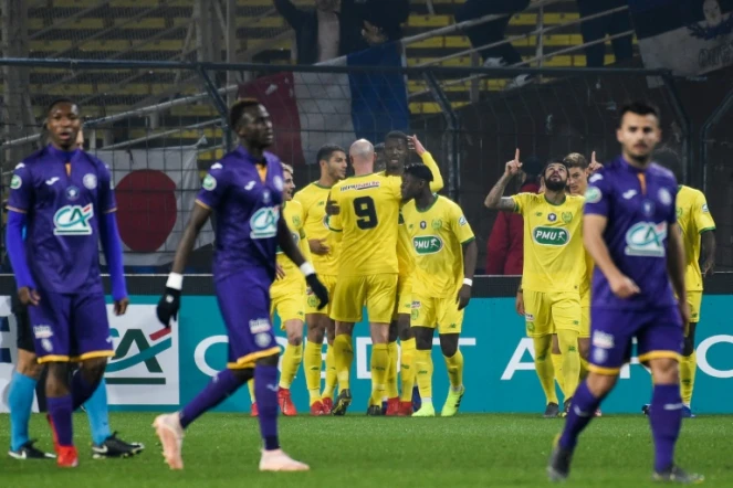 L'attaquant de Nantes Kalifa Coulibaly (c) félicité par ses coéquipiers après son but contre Toulouse en 8es de finale de la Coupe de France, le 5 février 2019 à Nantes 