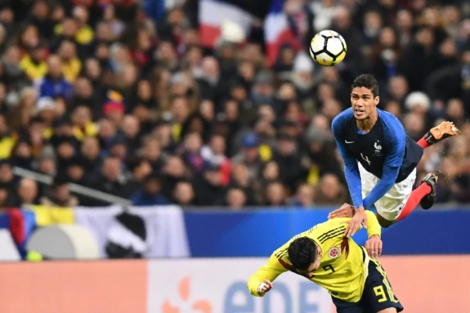 Le défenseur français Raphaël Varane à la lutte avec l'attaquant colombien Radamel Falcao lors du match amical, au Stade de France à Saint-Denis, le 23 mars 2018