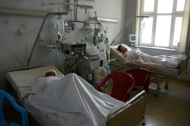 Des soldats de l'armée nationale afghane se font soigner dans un hôpital de Mazar-i-Sharif le 22 avril 2017, après l'attaque des talibans qui a fait au moins 130 morts 