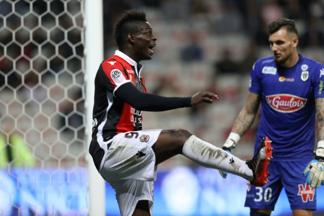 L'attaquant Mario Balotelli (g) ouvre le score sur pénalty pour Nice contre Angers à l'Allianz Riviera, le 22 septembre 2017