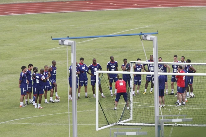 Jeudi 3 juin 2010: Entraînement à huis clos de l'équipe de France sur le stade de Petite-Ile