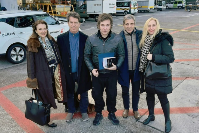 Le président argentin Javier Milei (au centre), entouré de plusieurs membres de son gouvernement, le 16 janvier 2024 à leur arrivée à l'aéroport de Zurich pour participer au forum de Davos
