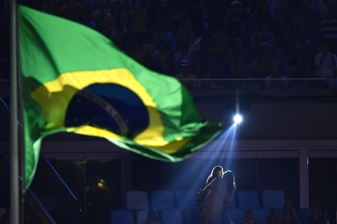 Le drapeau brésilien flotte sur le stade Maracana pendant la cérémonie d'ouverture des JO, à Rio de Janeiro, le 5 août 2016