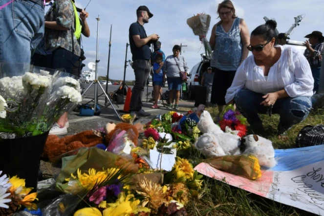 Des personnes déposent des fleurs et des messages près de la First Baptist Church, après une fusillade meurtrière, le 7 novembre 2017 à Sutherland Springs, au Texas