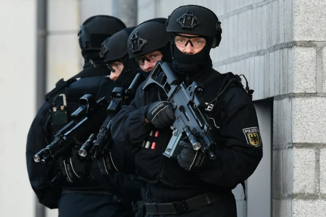 Des policiers allemands à Berlin, le 16 décembre 2015