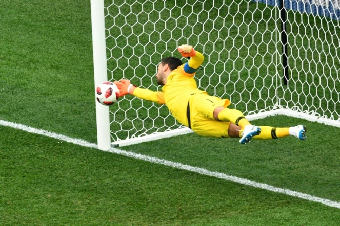 Le gardien-capitaine des Bleus Hugo Lloris réalise un arrêt décisif face à l'Uruguay à Nijni Novgorod, le 6 juillet 2018