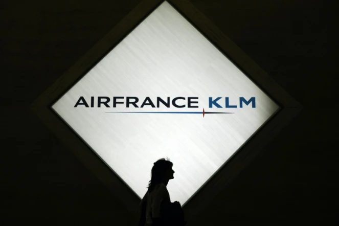 Une actionnaire passant devant un logo d'Air France-KLM avant l'assemblée générale du groupe à Paris le 9 juillet 2009