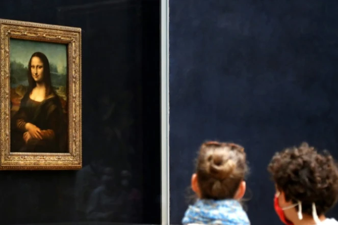 Des visiteurs contemplent la Joconde au Louvre le 6 juillet 2020