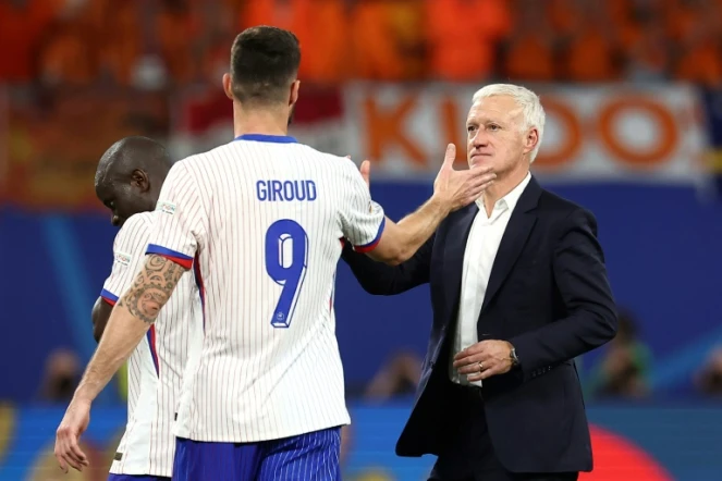 Didiers Deschamps satisfait du point glané par la France contre les Pays-Bas, félicite son attaquant Olivier Giroud à la fin du match de l'Euro-2024 vendredi à Leipzig.