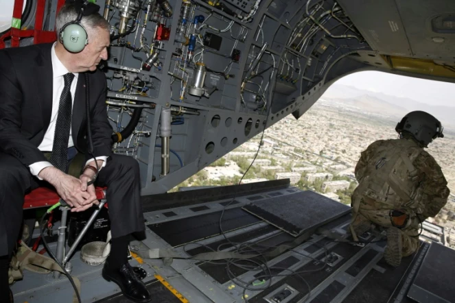 Le chef du Pentagone Jim Mattis, arrive en hélicopter pour une visite surprise en Afghanistan, où 8.400 soldats américains sont déployés, le 24 avril 2017 à Kaboul
