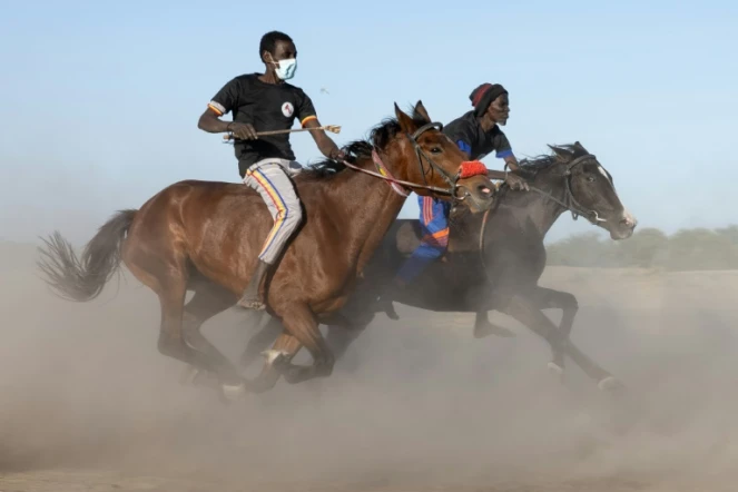 Des jockeys participent à la première course de chevaux de la saison à l'hippodrome de Biligoni, le 30 novembre 2024 au Tchad