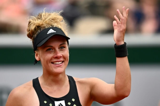 La joie de la Française Léolia Jeanjean, après avoir battu la Tchèque Karolina Pliskova, 8e mondiale, 6-2, 6-2 au 2e tour à Roland-Garros, le 26 mai 2022