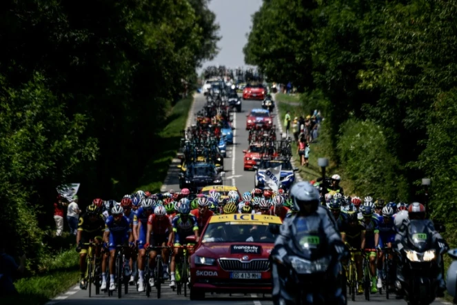 Le peloton au départ de la 2e étape du Tour de France entre Mouilleron-Saint-Germain et La Roche-sur-Yon, le 8 juillet 2018