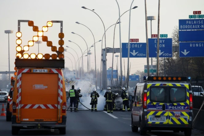 Des pompiers et des policiers sur le site d'un accident de la route à Paris le 14 mars 2017