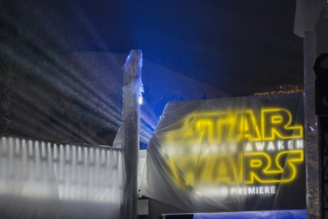 Entrée bâchée de la tente montée pour la première du nouvel opus de "Star Wars" le 13 décembre 2015 à Los Angeles, en Californie