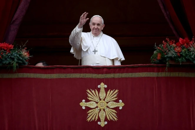 Le pape FrançoisLe pape François salue les fidèles rassemblés place Saint-Pierre, au Vatican, après sa bénédiction Urbi et Orbi, le 25 décembre 2021 