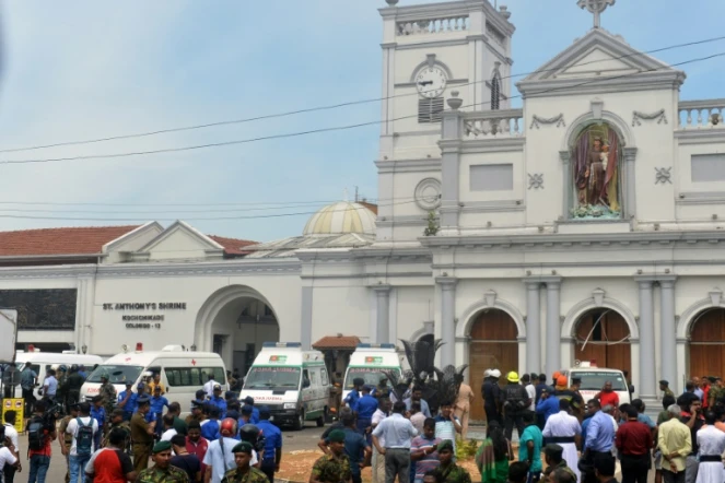 Des ambulances stationnent devant l'église Saint-Anthony de Colombo après une explosion meurtrière, le 21 avril 2019