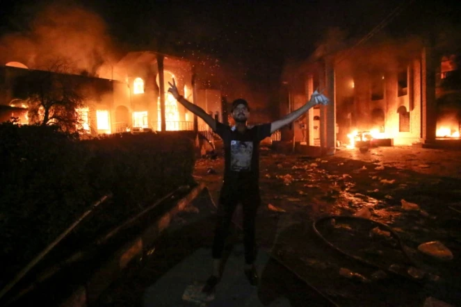 Un manifestant irakien devant le consulat iranien incendié le 7 septembre à Bassora dans le sud de l'Irak où 12 manifestants ont été tués depuis mardi 