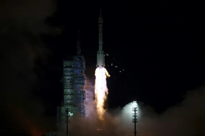 Une fusée Longue March-2F transportant le vaisseau Shenzhou-13 décolle avec 3 astronautes à bord du centre de lancement de Jiuquan dans le désert de Gobi (nord-ouest de la Chine), le 16 octobre 2021