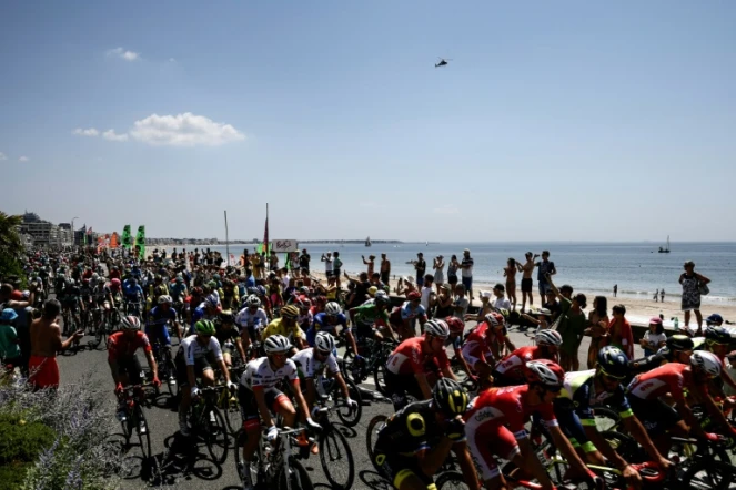 Le péloton du Tour de France, au départ de La Baule, va rallier Sarzeau, terme de la 4e étape, le 10 juillet 2018
