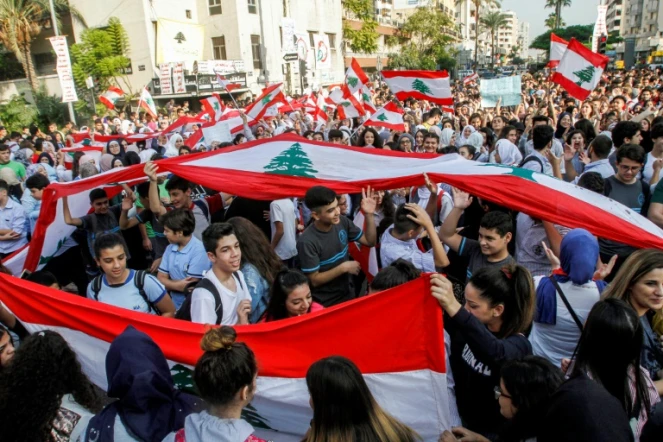 Des étudiants libanais manifestent dans la ville de Saïda, au sud de Beyrouth, le 6 novembre 2019