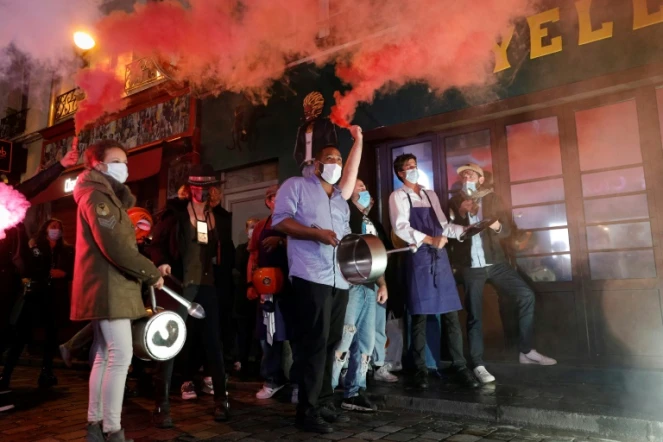 Des restaurateurs et propriétaires de bars protestent le 29 octobre à Paris contre les nouvelles restrictions qui leur sont imposées.

