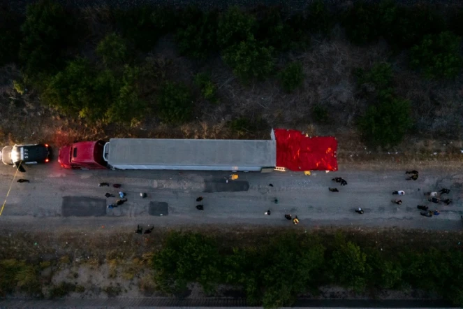 Vue aérienne du camion dans lequel au moins 46 personnes ont été retrouvées mortes à San Antonio, au Texas, le 27 juin 2022