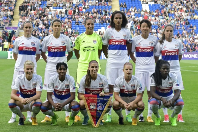 L'équipe féminine de l'Olympique lyonnais pose avant la finale de la Ligue des champions de football face au PSG, le 1er juin 2017 à Cardiff