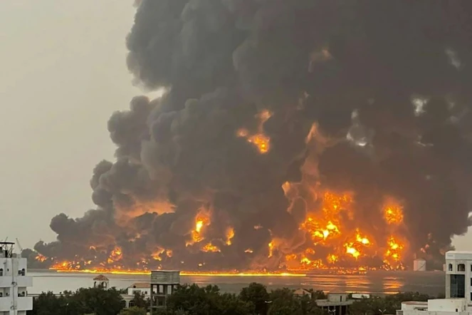 Une photo fournie par le Centre des médias des rebelles houthis montre un énorme incendie après des frappes sur la ville portuaire de Hodeida, tenue par les Houthis dans l'ouest du Yémen, le 20 juillet 2024