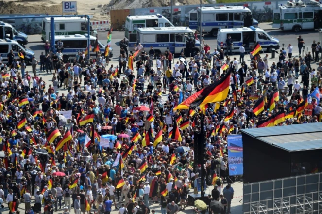 Des militants du parti d'extrême droite AfD se rassemblent à la gare centrale de Berlin pour participer à une marche pour "l'Avenir de l'Allemagne", le 27 mai 2018