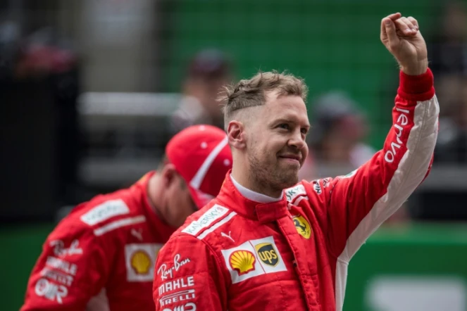 L'Allemand Sebastian Vettel (Ferrari) salue le public après avoir décroché la pole position du GP de Chine, sur le circuit de Shanghai, le 14 avril 2018 